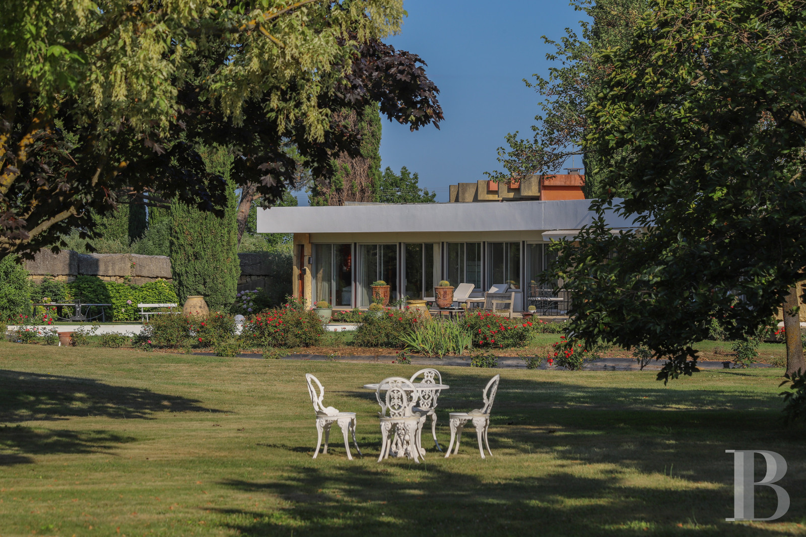 A villa designed and built by a Modernist architect in the heart of an arboreal estate close to Nîmes - photo  n°7